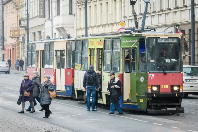 Od Wigilii do Nowego Roku komunikacja miejska będzie w Bydgoszczy jeździć inaczej niż zwykle. Rozkład jazdy w święta w Bydgoszczy będzie zmieniony. Autobusy i tramwaje będą jeździć w zmienionych godzinach w Wigilię, 1 i 2 Dzień Świąt Bożego Narodzenia, Sylwestra, Nowy Rok.Na kolejnych planszach podajemy rozkłady jazdy autobusów i tramwajów na każdy dzień >>>LICZ SIĘ ZE ŚWIĘTAMI - MIKOŁAJ DO WYNAJĘCIA.