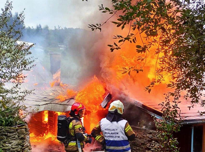 Groźny pożar pod Przehybą. Z ogniem walczyło 10 jednostek strażackich. Spłonął Sopatowiec, znany wśród turystów dom