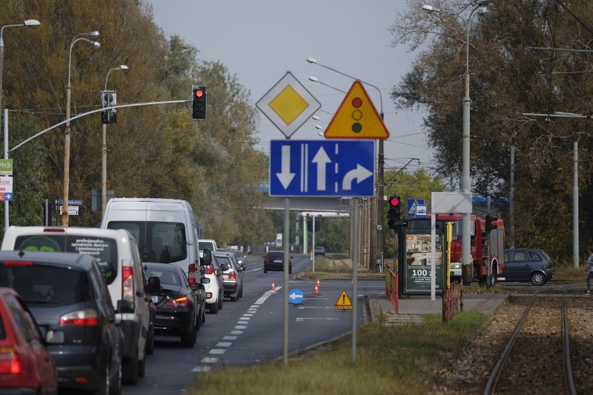 Wykolejony tramwaj po zderzeniu z autobusem na ulicy Wschodniej. Są ranni