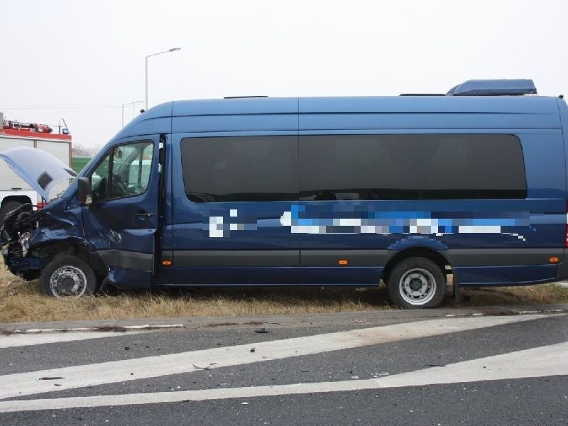 Dwóch pasażerów mercedesa zostało odwiezionych do szpitala.