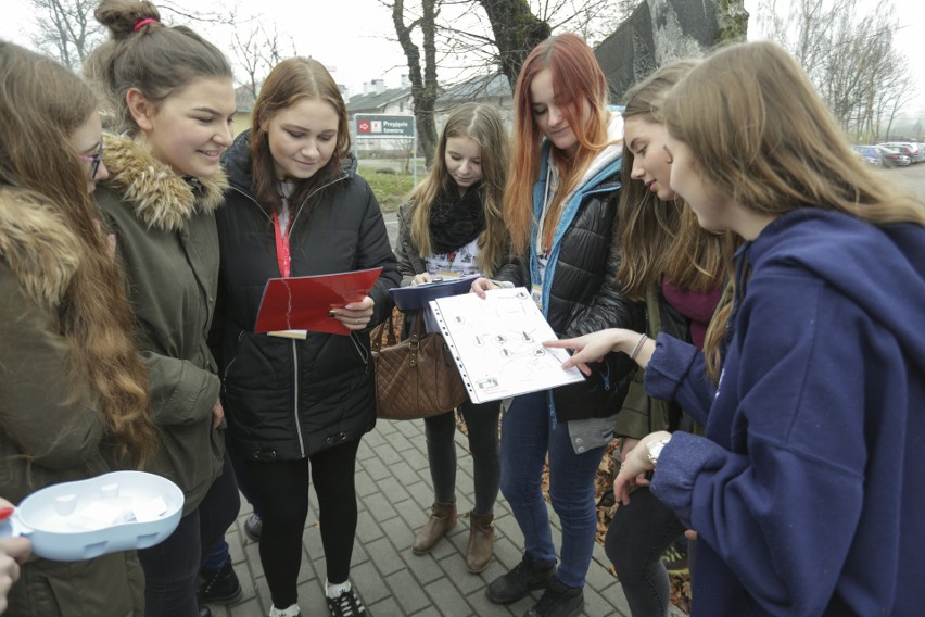 Gra patriotyczna uczniów ekonomika (zdjęcia)                  