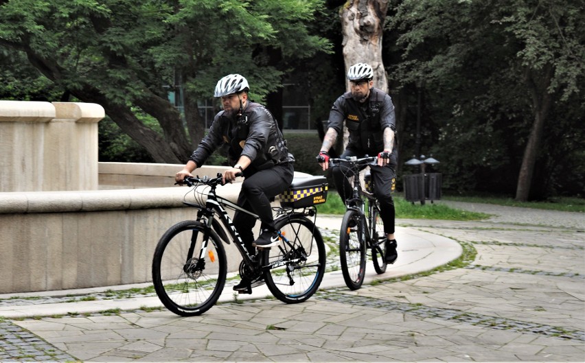 Średnio dziennie rowerowy patrol Straży Miejskiej w...