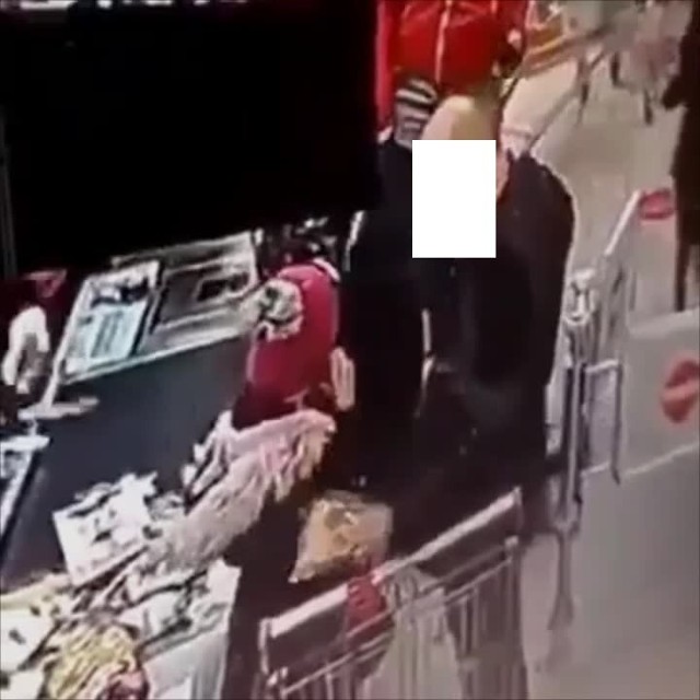 Brutalna bójka przed kasą w hipermarkecie Kaufland w Lesznie. Mężczyzna rzucił się z pięściami na kobietę