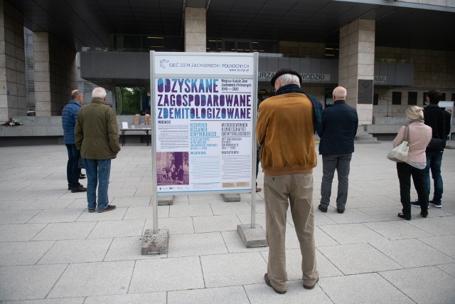 Przed Wielkopolskim Urzędem Wojewódzkim otwarto wystawę  “Odzyskane. Zagospodarowane. Zdemitologizowane. Miejsca i Ludzie Ziem Zachodnich i Północnych 1945-2020". Zobacz zdjęcia z otwarcia wystawy --->