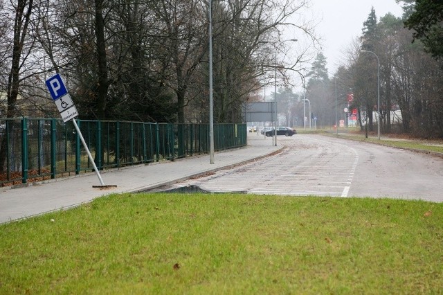 Do parkingu prowadzi zjazd z ulicy Ciołkowskiego. I jest to jedyna droga.