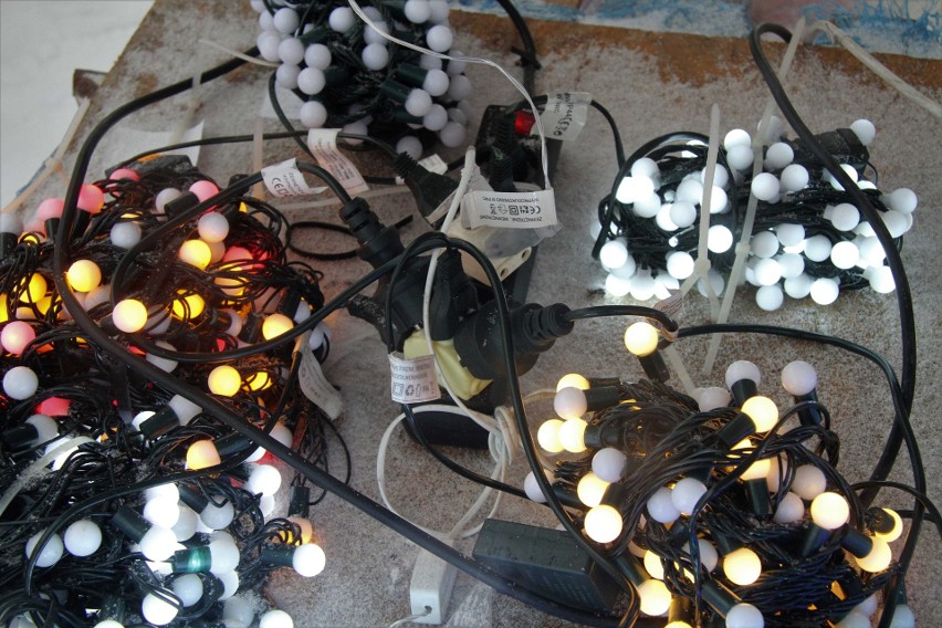 Choinki, lampki, bombki i inne ozdoby. Świąteczne klimaty na giełdzie w Miedzianej Górze w niedzielę, 11 grudnia. Zobacz zdjęcia 