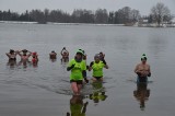 Niedzielne morsowanie członków Stowarzyszenia Aktywny Ćmińsk. To pierwsza w tym roku kąpiel w zalewie Umer