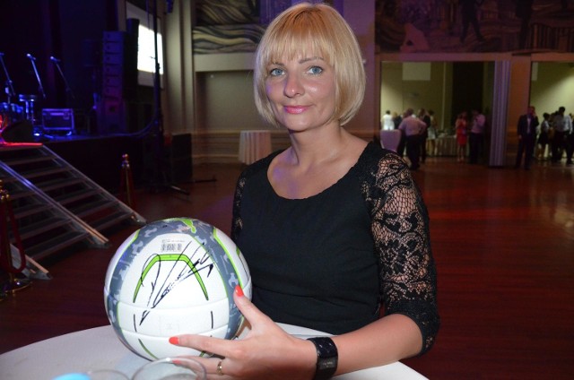 Burmistrz Stąporkowa Dorota Łukomska wygrała w quizie wiedzy o samorządzie piłkę z podpisem Roberta Lewandowskiego.
