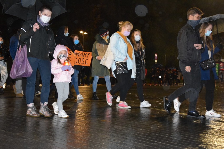 Protestujący w Opolu we wtorek szli przez miasto w deszczu.