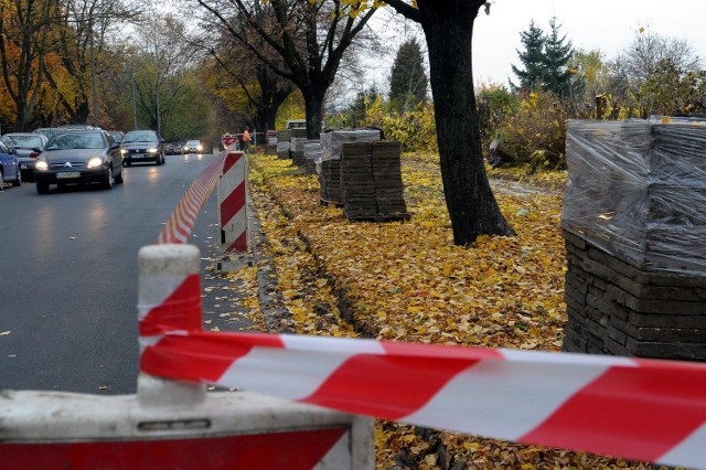 Przy ul. Kazimierza Wielkiego wycinają drzewa pod budowę parkingu