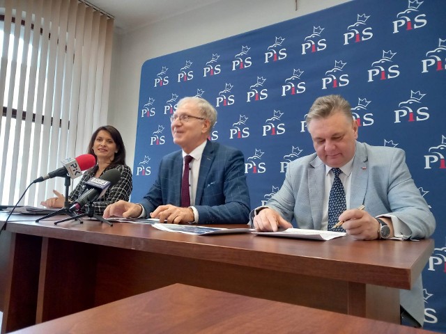 Posłowie PiS-u w Bydgoszczy mówią o sukcesach rządu w walce z kryzysem energetycznym. Opozycja punktuje błędy