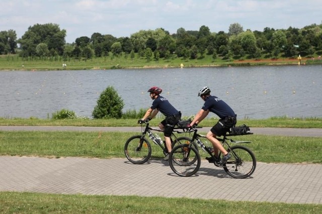 Policyjny patrol rowerowy nad Jeziorem Maltańskim