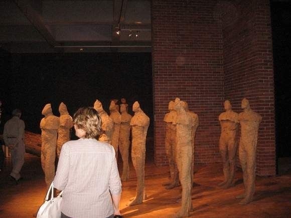 Jedna z rzeźb Magdaleny Abakanowicz przedsatwiająca postaci ludzkie