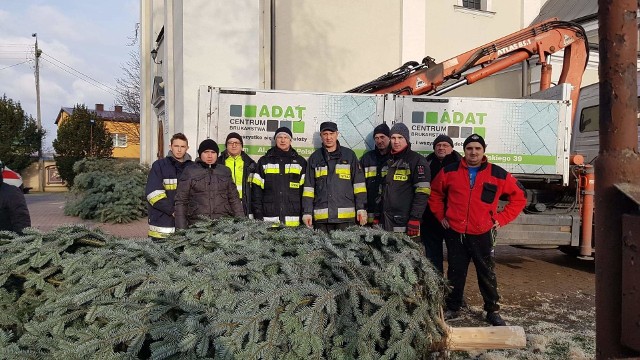 Strażacy z OSP ustawili choinki w Skaryszewie.