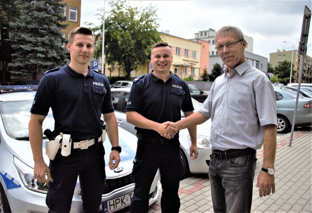 Starszy posterunkowy Rafał Rojek i starszy sierżant Sławomir Nowak z Komendy Miejskiej Policji w Tarnobrzegu szybko zaoferowali pomoc eskortując kierowcę i jego chorego pasażera