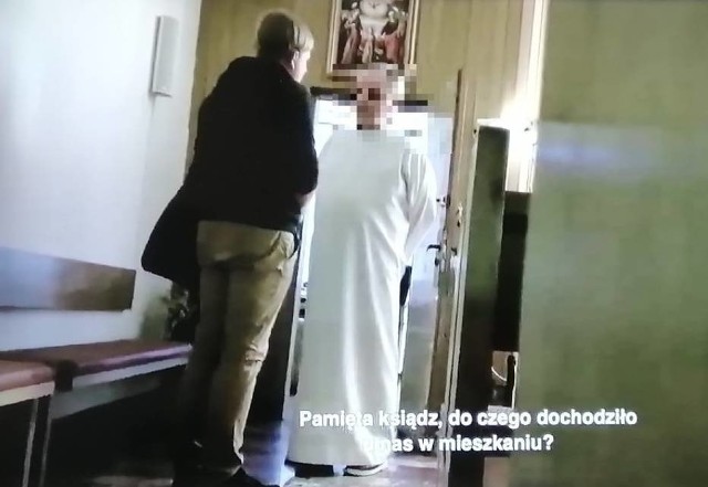 Kadr z filmu "Zabawa w chowanego". Bartłomiej, syn organisty z Pleszewa, po latach odwiedził księdza Arkadiusza H. W bezpośredniej rozmowie ksiądz nie przyznał się do molestowania.