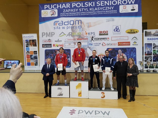Zawodnicy KS Wschód Białystok na podium Pucharu Polski w zapasach. Mairbek Salimov nr 1, a Arslanbek Salimov nr 2