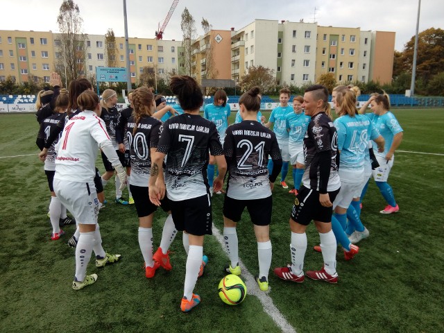 Na zdjęciu obecny zespół KKP Bydgoszcz przed spotkaniem z ekipą byłych zawodniczek z okazji 10-lecia klubu.