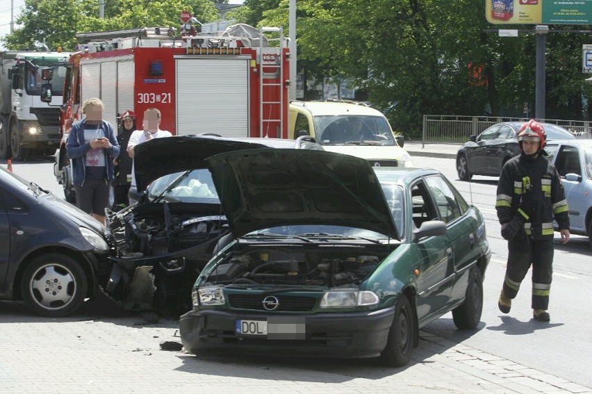 Wypadek na Krakowskiej. Zderzenie trzech aut. Ulica zablokowana (ZDJĘCIA)