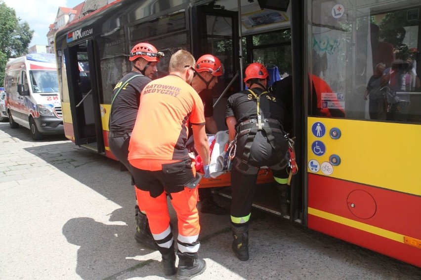 Otyła pacjentka nie zmieściła się do karetki. Z mieszkania wyciągali ją strażacy, do szpitala zawiózł autobus [ZDJĘCIA]