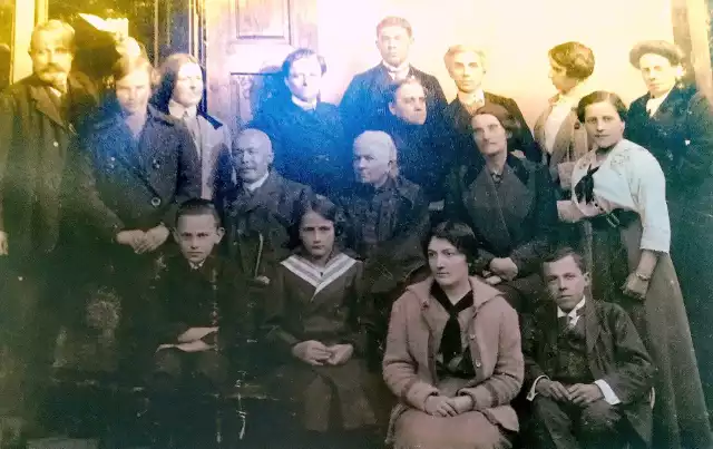 Nauczyciele Seminarium Nauczycielskiego Żeńskiego przy ul. Sienkiewicza w Toruniu. Zdjęcie z ok. 1920 roku.