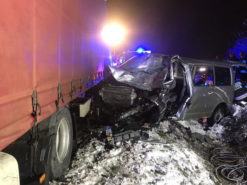 Śmiertelne czołowe zderzenie busa i ciężarówki w Czajęcicach. Zginęła jedna osoba