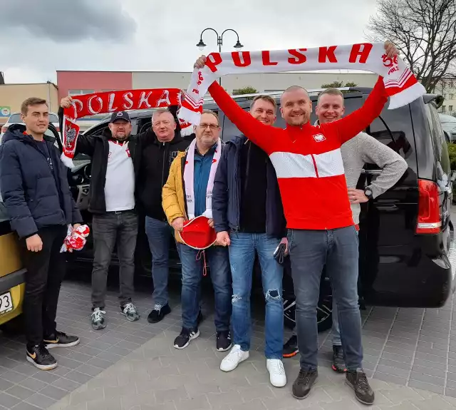 Prezes Radomskiego Okręgowego Związku Piłki Nożnej, Kamil Witkowski wraz z przyjaciółmi. Więcej znanych osób w Chorzowie na kolejnych zdjęciach