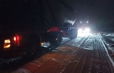 Droga Leszcze-Gacki-Bogucice znów zablokowana. Ciężarówki stały w śniegu. Zobacz zdjęcia i film