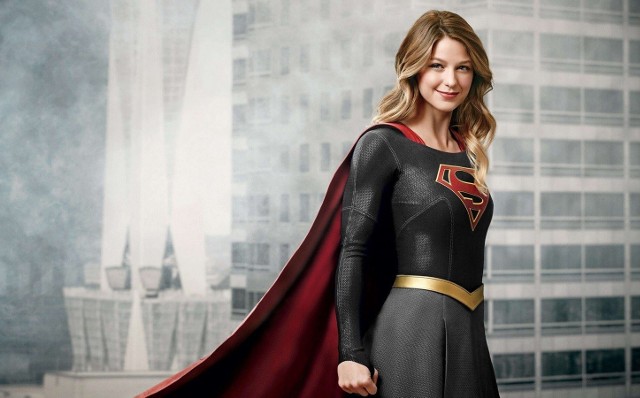 15. "Supergirl"Tak jak jej kuzyn jest dziennikarką oraz superbohaterką. Kara Danvers jest naprawdę sympatyczną bohaterką – współczujemy jej, cieszymy się z nią, trzymamy za nią kciuki. Serial wciąga (pilot serialu jest słabszy) i ciężko się jest od niego oderwać. Po zmianie stacji (z CBS na The CW) serial oficjalnie trafił do Arrowverse i moim zdaniem jest jednym z dwóch (oprócz "The Legends of Tomorrow"), który nadal utrzymuje poziom i co sezon ciekawi i tak samo bawi i trzyma w napięciu. Supergirl dostała zamówienie na kolejny, piąty sezon. Serial dostępny w Polsce na platformie Netflix. media-press.tv