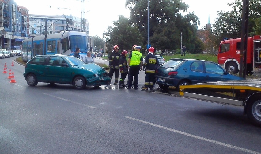 Wypadek na Drobnera, auto na torowisku. Tramwaje jechały objazdem (ZDJĘCIA)
