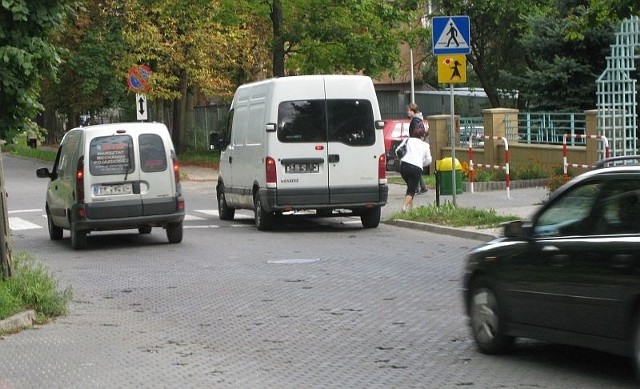 - Na ulicy Karczówkowskiej w pobliżu szkół kierowcy jeżdżą, jak chcą &#8211; przestrzega nasz czytelnik.