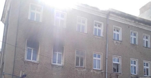 Z pożarem w Prudniku walczyło pięć zastępów strażaków.