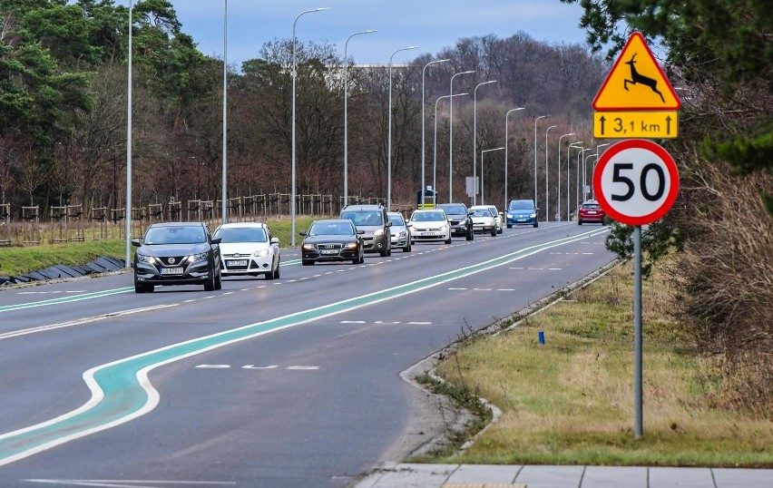 Zwiększanie prędkości przez kierującego pojazdem...