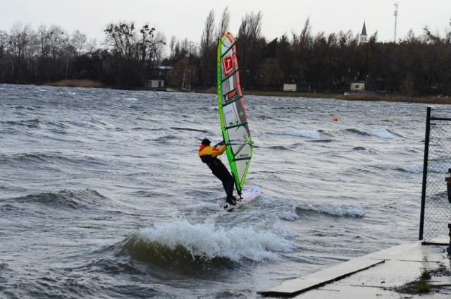 Mikołajkowy prezent sprawili sobie w piątkowe południe czterej miłośnicy sportów wodnych – windsurfingu i kitesurfingu. Mocny wiatr umożliwił im pływanie na jeziorze w Kiekrzu.