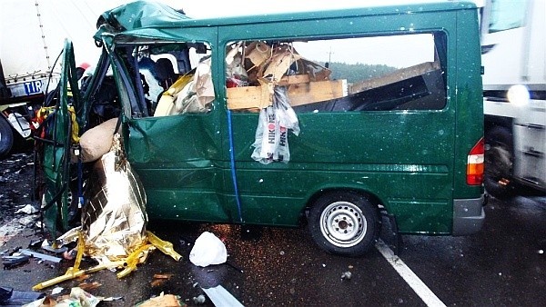 Bus mercedes zderzył się z tirem