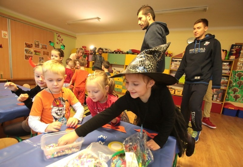 Koszykarze Wilków przygotowali się do Halloween z przedszkolakami [wideo, zdjęcia]