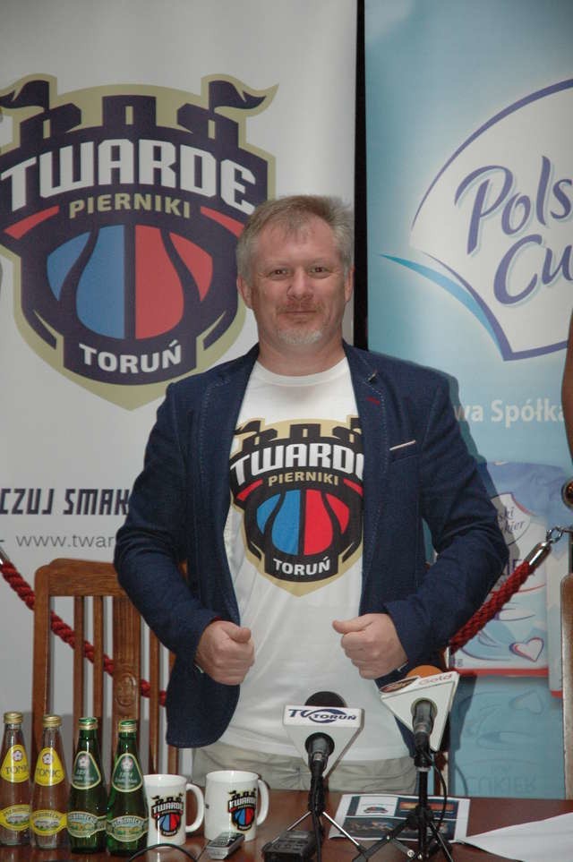 Wiceprezes Twardych Pierników Piotr Barański z dumą prezentował nowy herb toruńskiego klubu