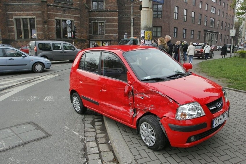 Wrocław: Wypadek na Sądowej. Samochody zablokowały torowisko [ZDJĘCIA]