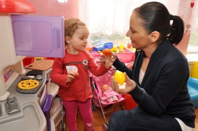 Przez ostatni tydzień Lena (na zdjęciu z mamą) była częstym gościem Przedszkola nr 1 przy ul. Kawaleryjskiej dzięki dniom otwartym