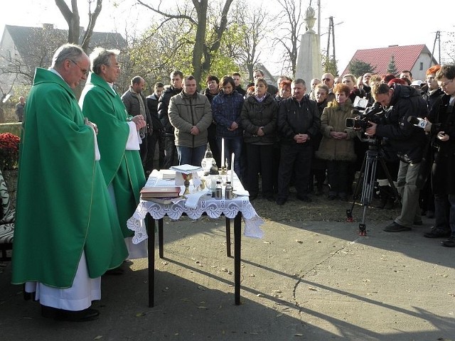 (z lewej) jeszcze przed tygodniem odprawiał w Ludzisku mszę świętą polową dla protestujących. Teraz jest administratorem parafii