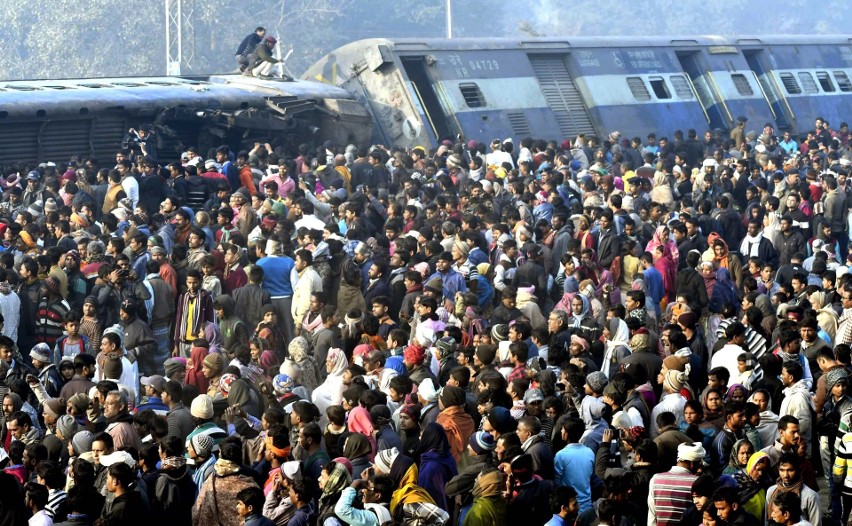 Wypadek pociągu w Indiach. 11 wagonów wypadło z torów. Zginęło co najmniej 7 osób