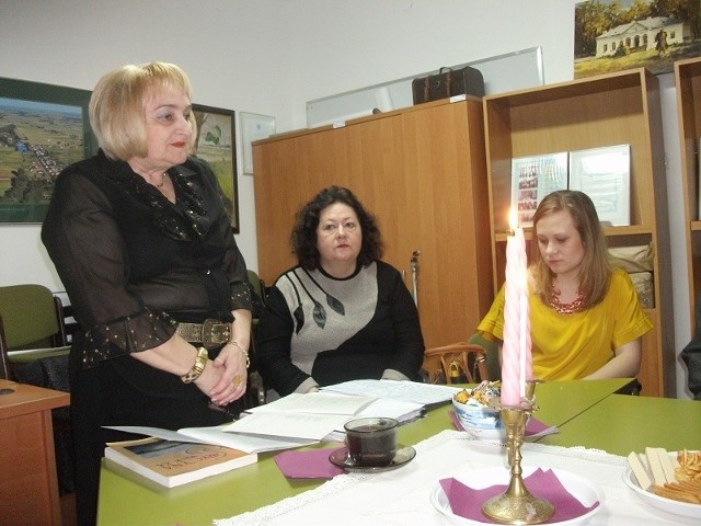 Swoje wiersze prezentowały Irena Błażewska (z lewej) i Izabela Jaskólska (z prawej). W środku Lidia Kępinska 