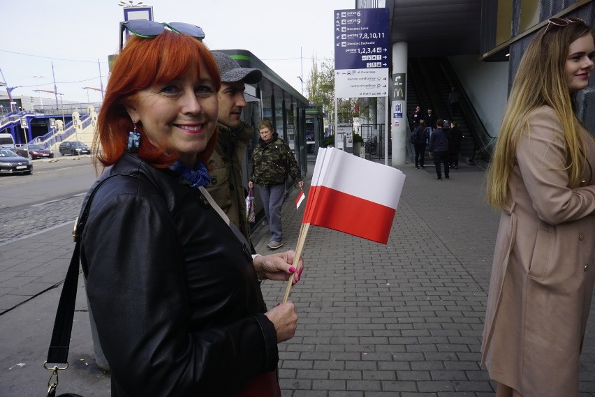 Na poznańskim dworcu głównym flagi rozdawali działacze PiS,...
