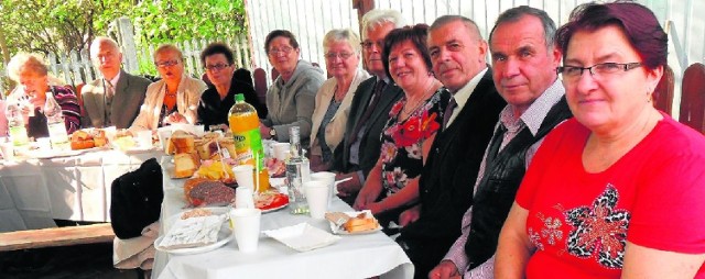 W znakomitych nastrojach, przy suto zastawionych stołach - tak seniorzy spędzali czas w drugiej odsłonie pikniku w Słonowicach.