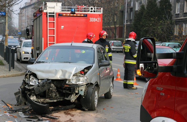 Zderzenie trzech samochodów na skrzyżowaniu ul. Wyszyńskiego i Orzeszkowej, 26.11.2016.