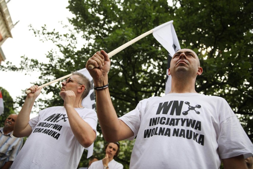 Kraków. Protestowali przeciwko ministrowi Czarnkowi pod hasłem "Edukacja, nie indoktrynacja!" [ZDJĘCIA]