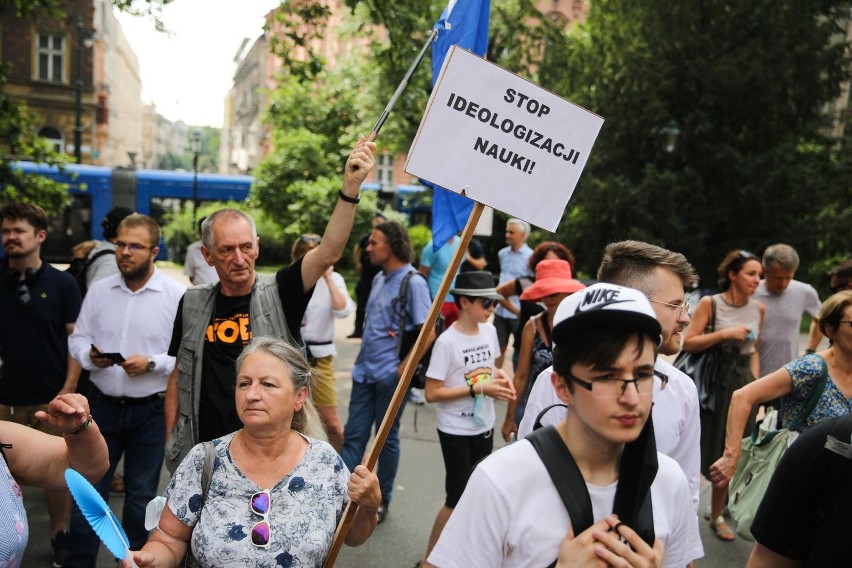 Kraków. Protestowali przeciwko ministrowi Czarnkowi pod hasłem "Edukacja, nie indoktrynacja!" [ZDJĘCIA]