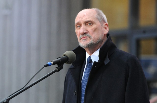 Minister Obrony Antoni Macierewicz w styczniu 2016 roku odwiedził woj. lubuskie, podczas ćwiczeń wojska sił sprzymierzonych. Wówczas towarzyszył mu ambasador USA w Polsce Paul W. Jones.