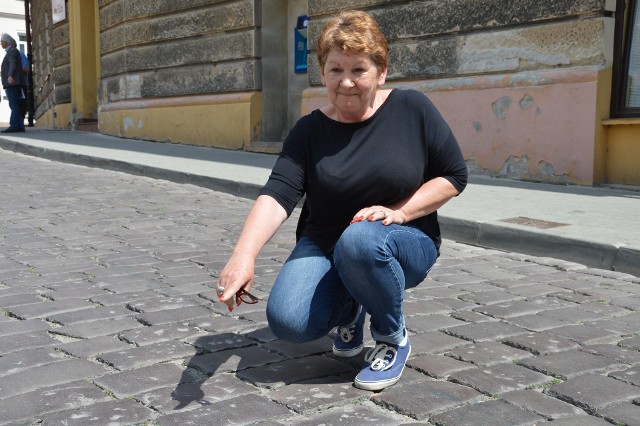 Wanda Polek pokazuje miejsce na pl. Katedralnym, gdzie potknęła się o kostkę i złamała prawą rękę