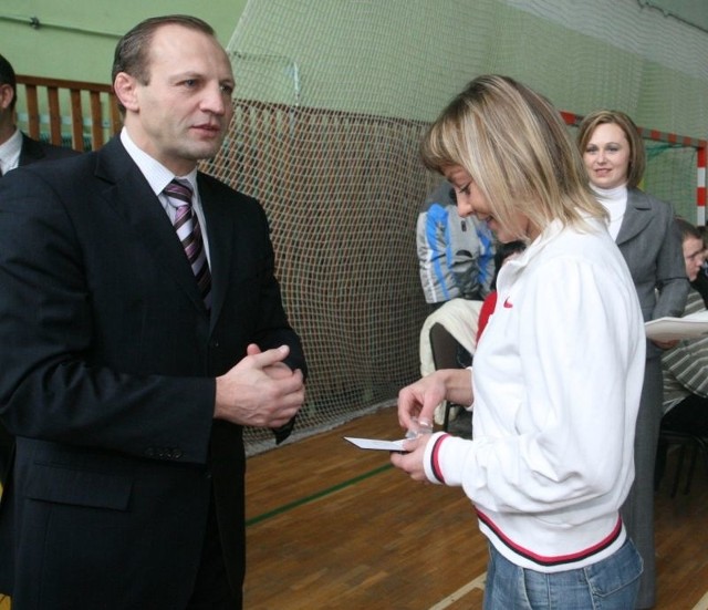 Pamiątkowy medal z rąk prezesa Wiesława Błacha otrzymuje Barbara Krzywda, była znakomita judoczka, mistrzyni Polski, a obecnie trenerka judo w Żaku Kielce.